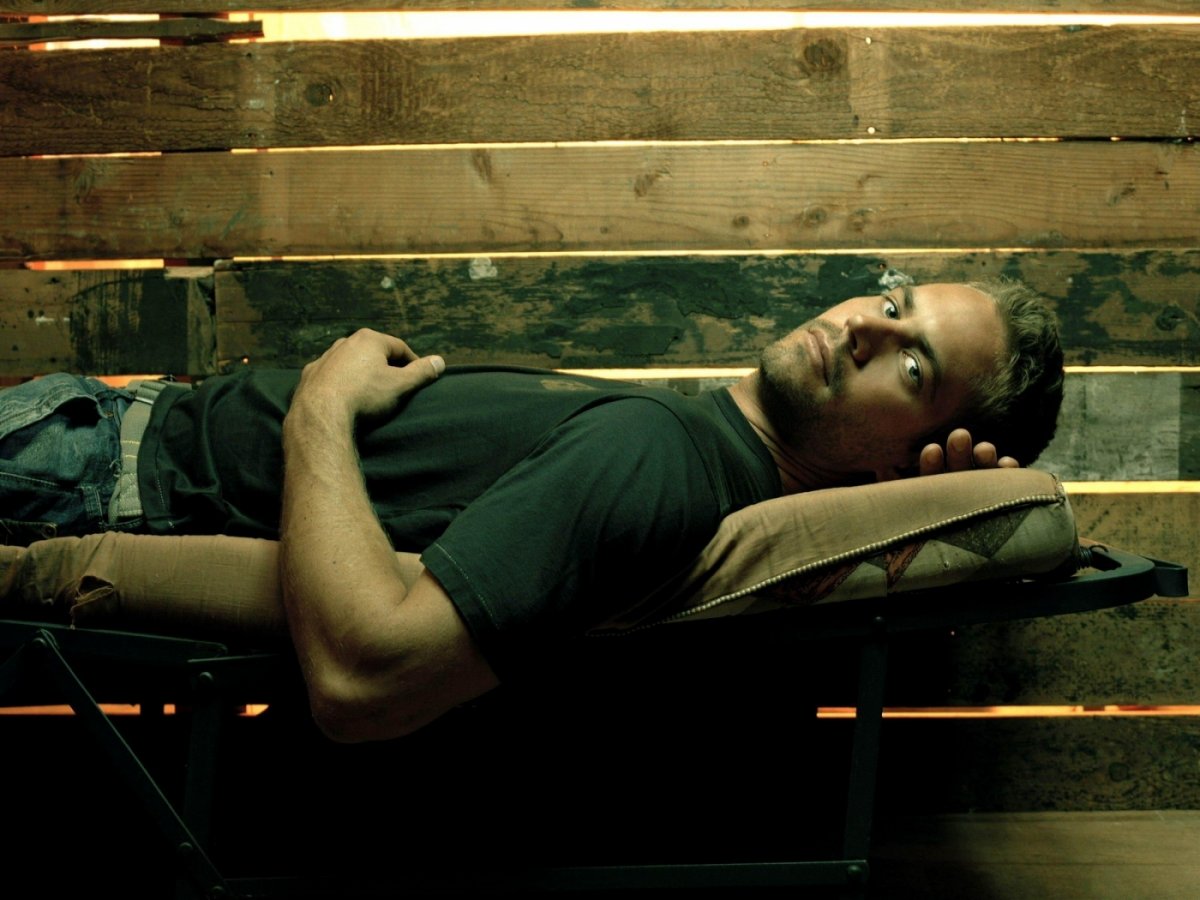 Пол Уокер босиком