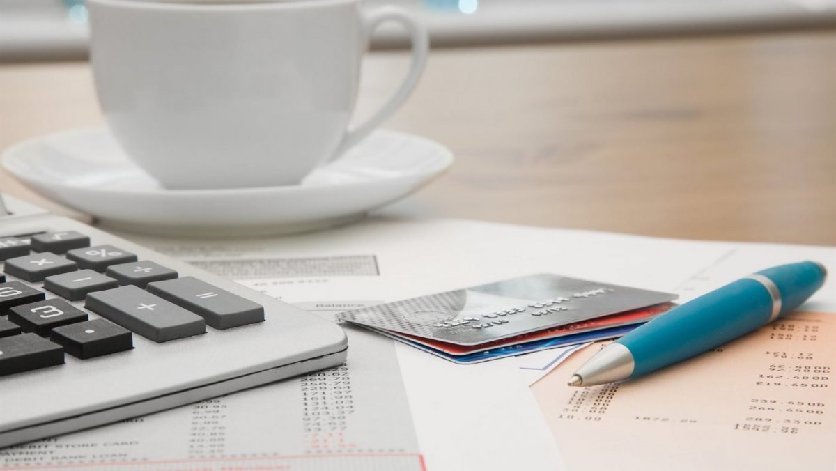 Цветы на рабочем столе бухгалтера