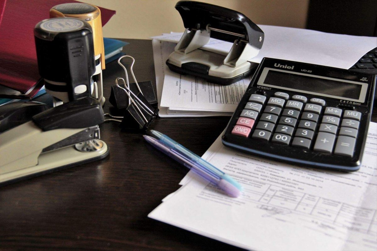 Цветы на столе сверху