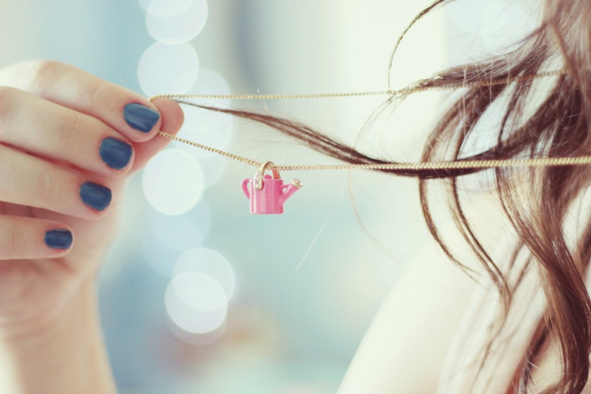 Красивые женские руки с маникюром