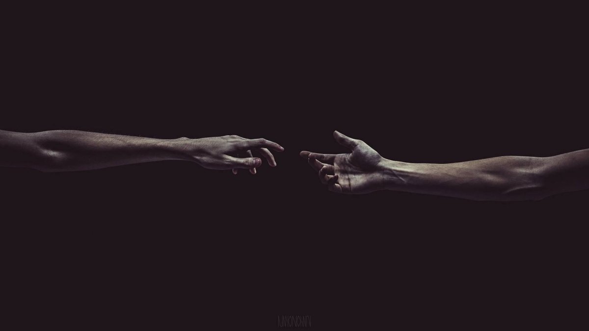 Руки тянутся друг к другу