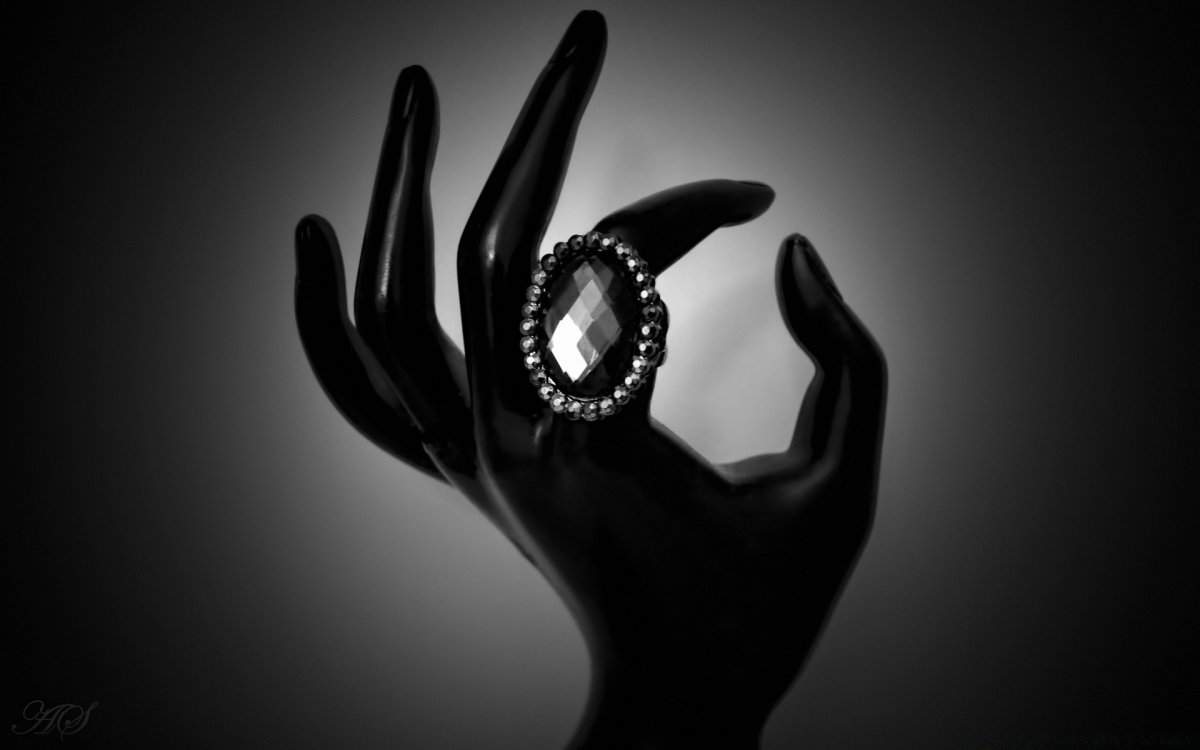 Черная рука женская