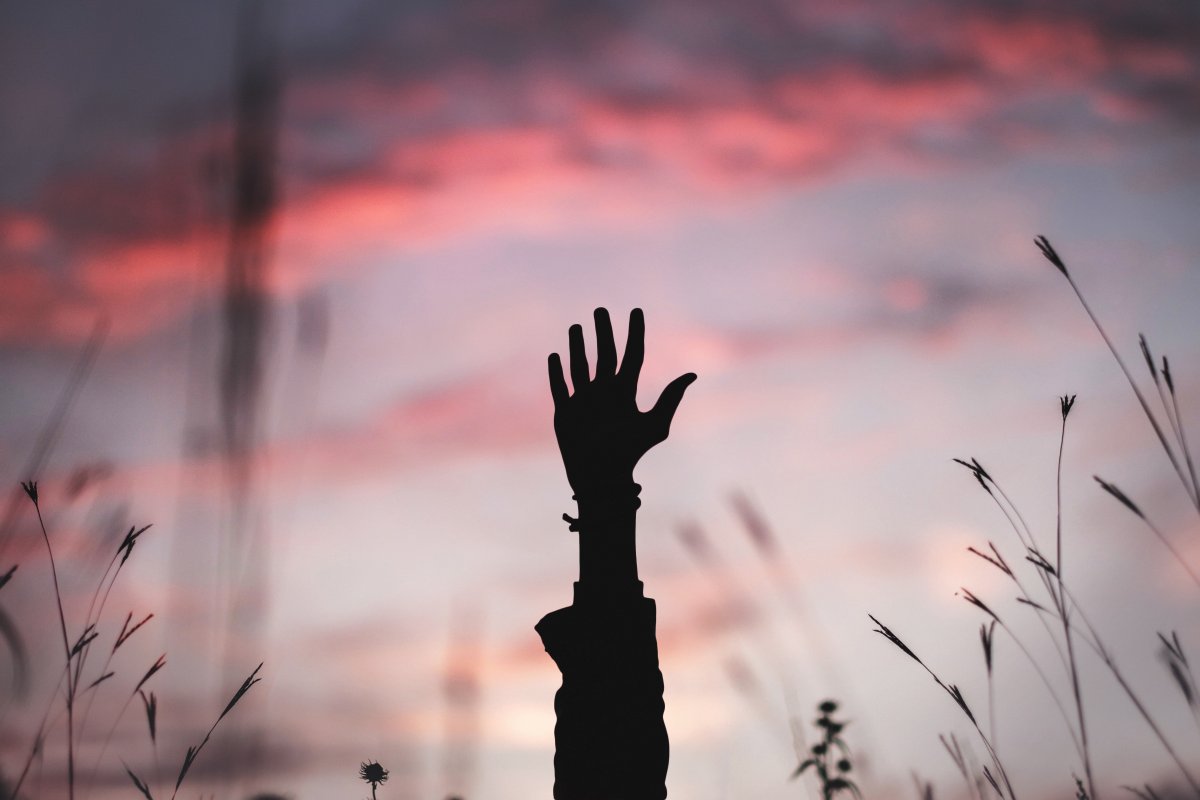 Рука с неба рисунок