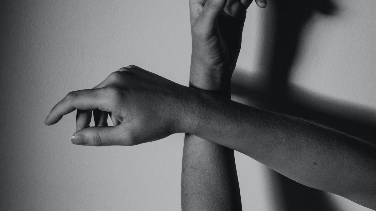 Рука черно белая