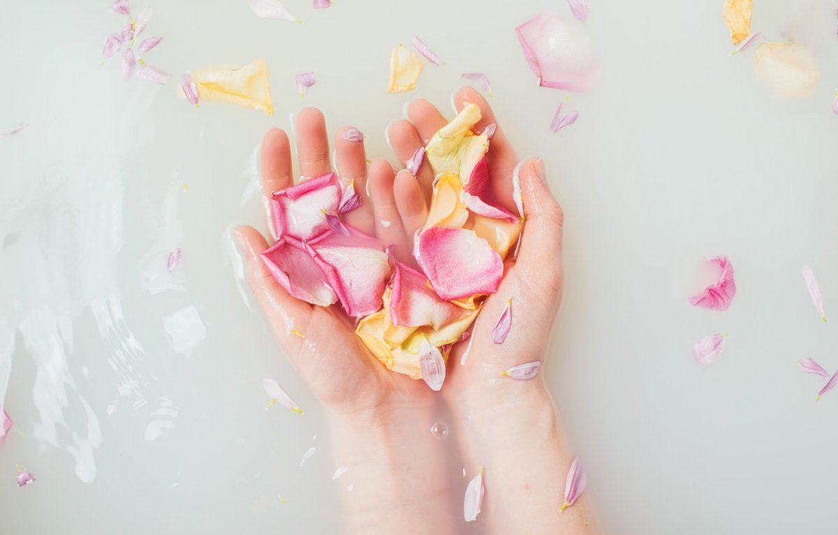 Лепесток на ладони