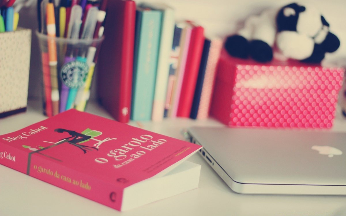 Ноутбук и книги