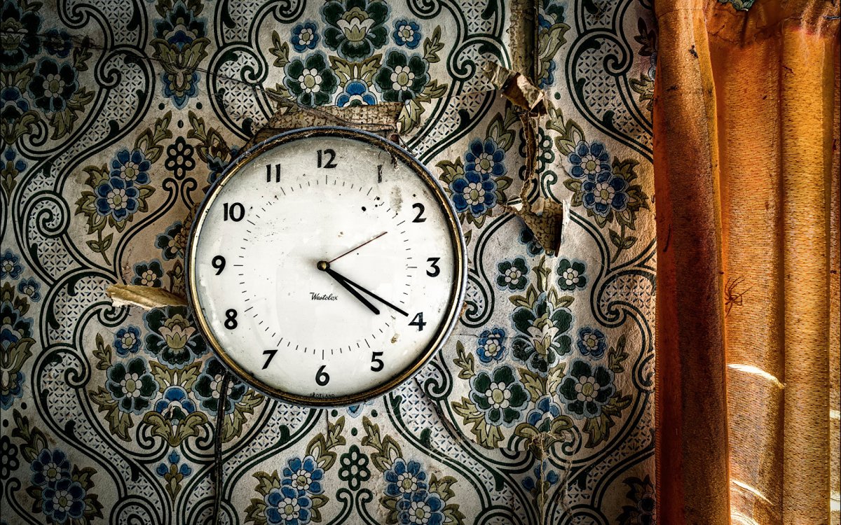 Старинные часы на стене