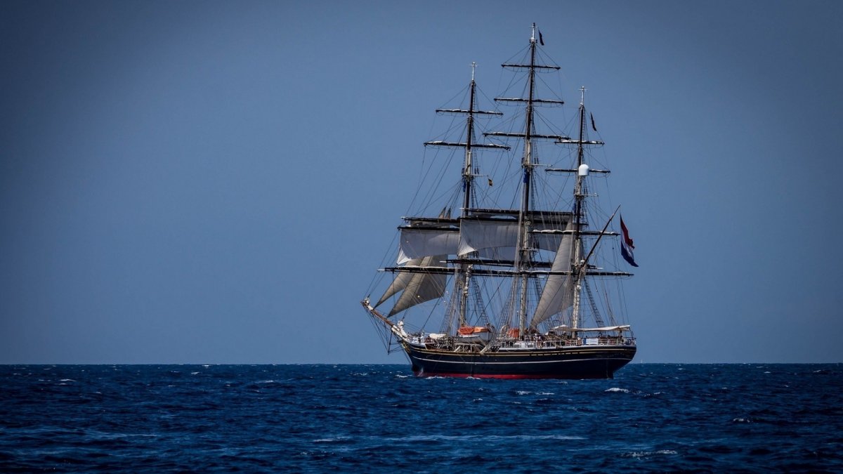 Фрегат в море