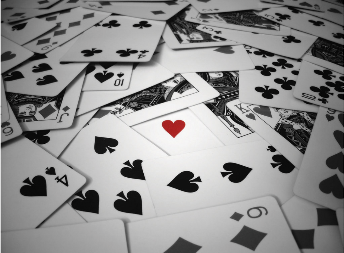 Разбросанные игральные карты