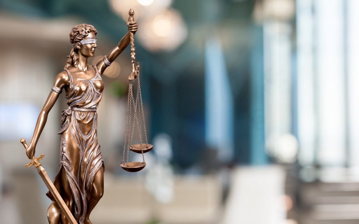 Фемида на зеленом фоне