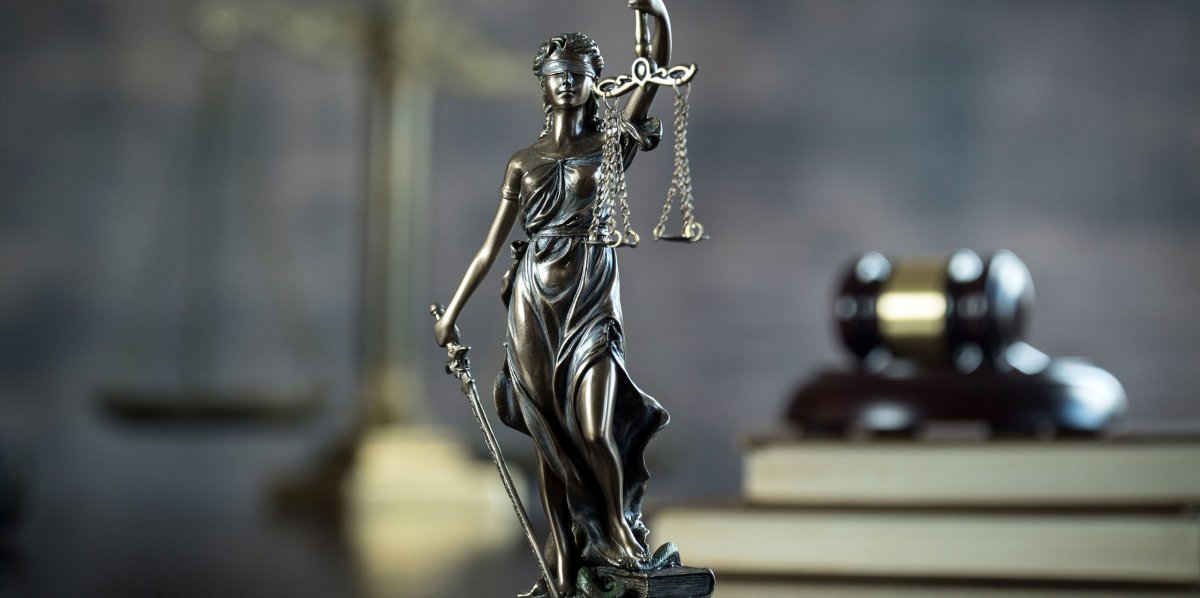 Фигура Фемиды на столике