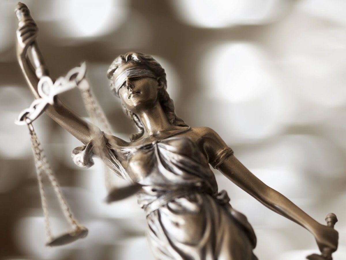 Богиня Фемида статуя