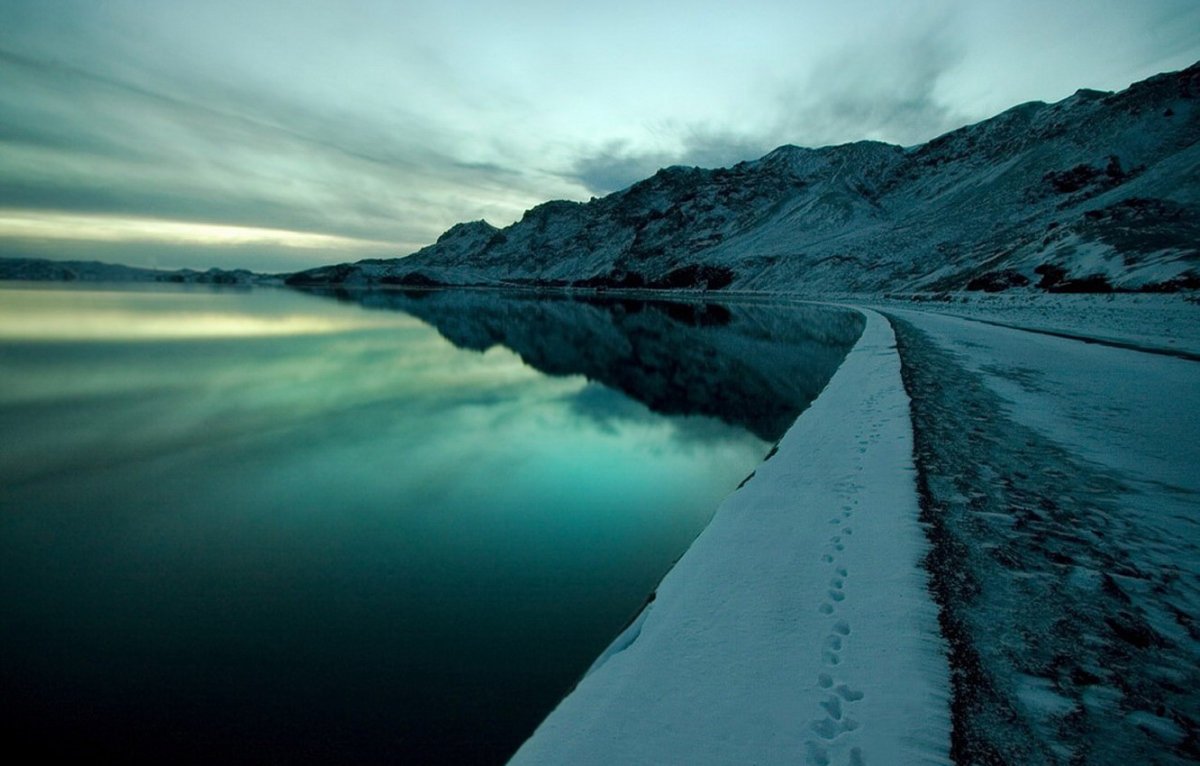 Геометрические фигуры на темном фоне