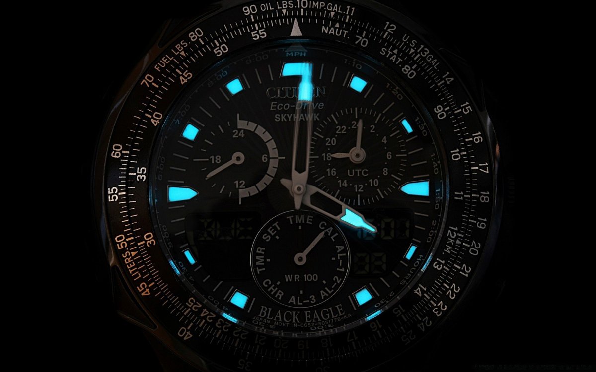 Часы на черном фоне