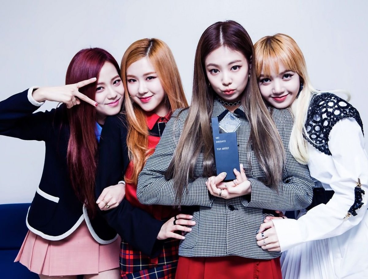Группа BLACKPINK