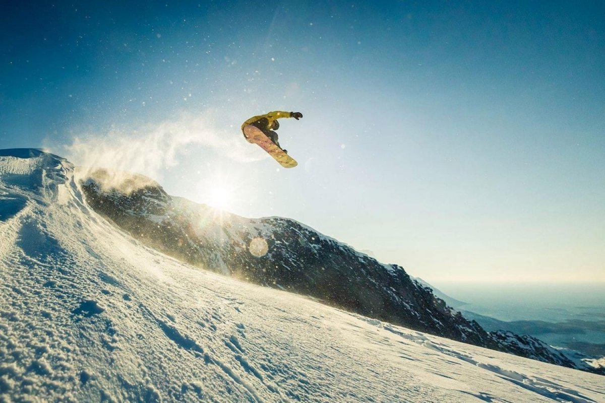 Сноубордист в горах