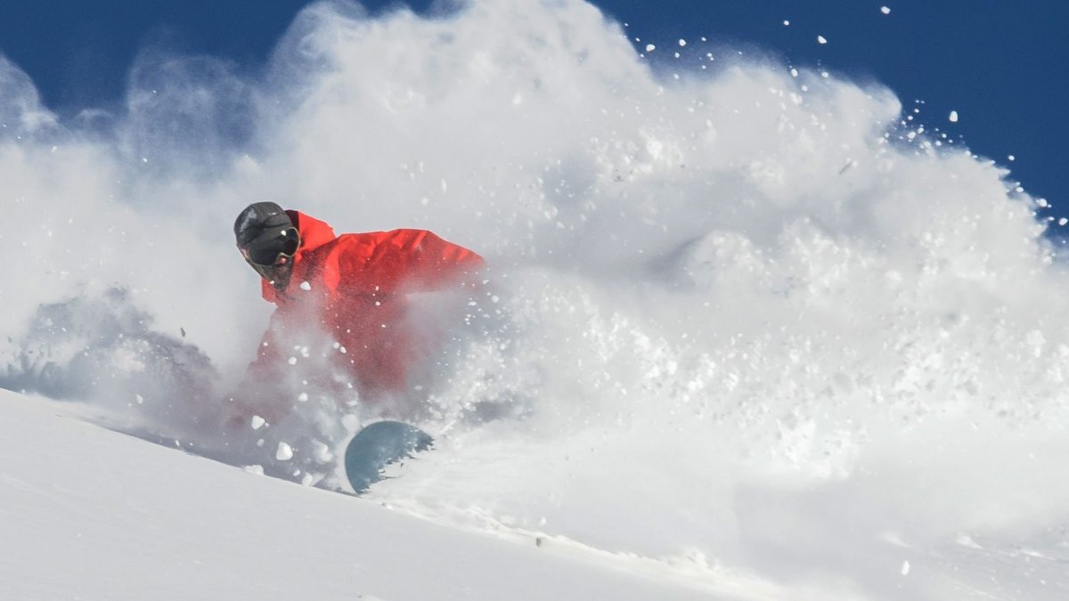 Сноуборд в снегу