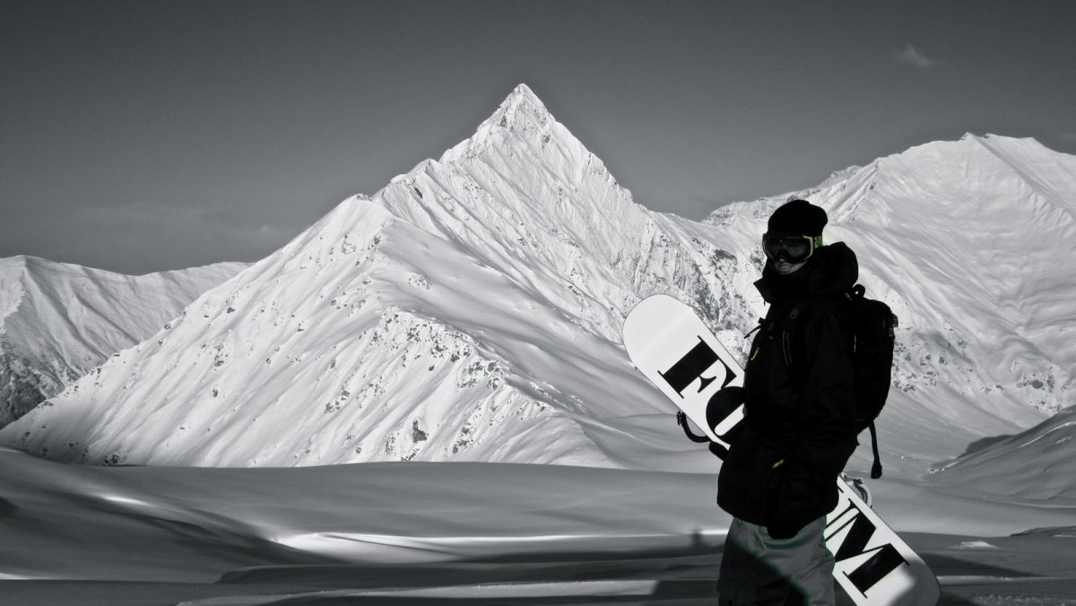 Сноубордисты в горах