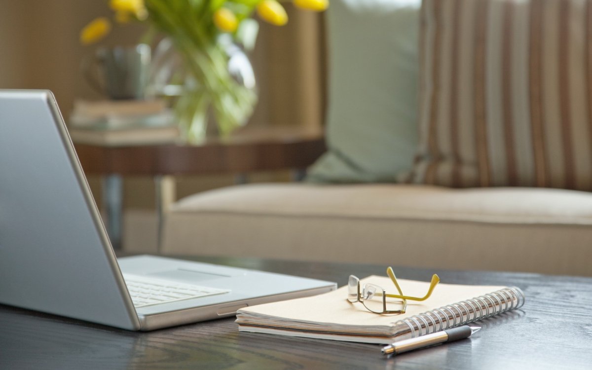 Ноутбук на столе красиво