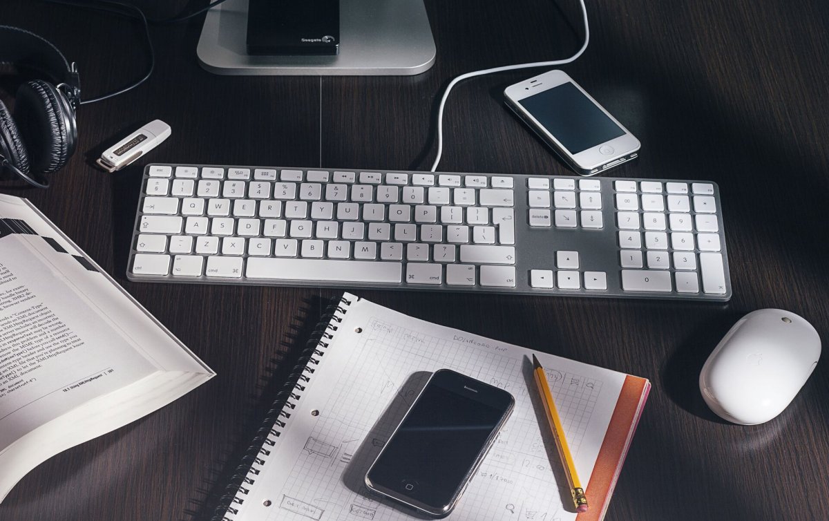 Рабочий стол с ноутбуком