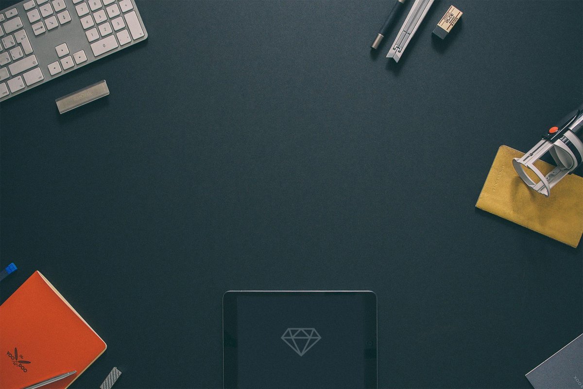 Блокнот и ручка на столе