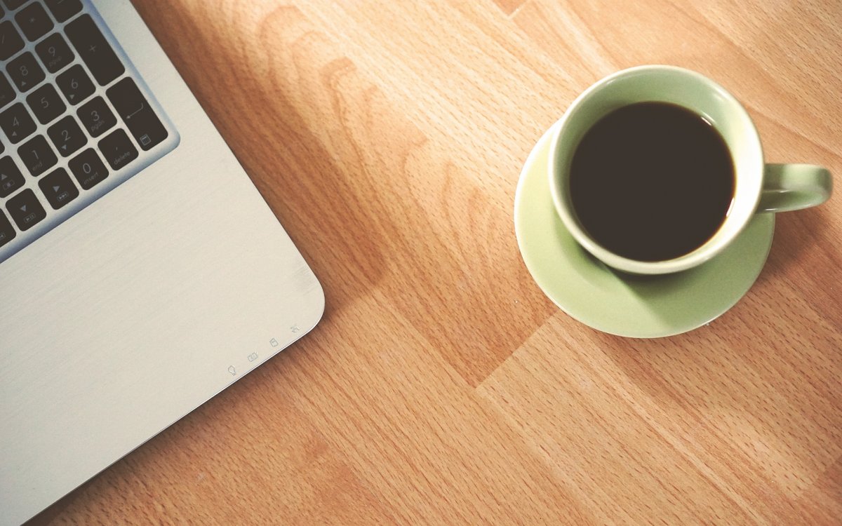 Ноутбук и кофе