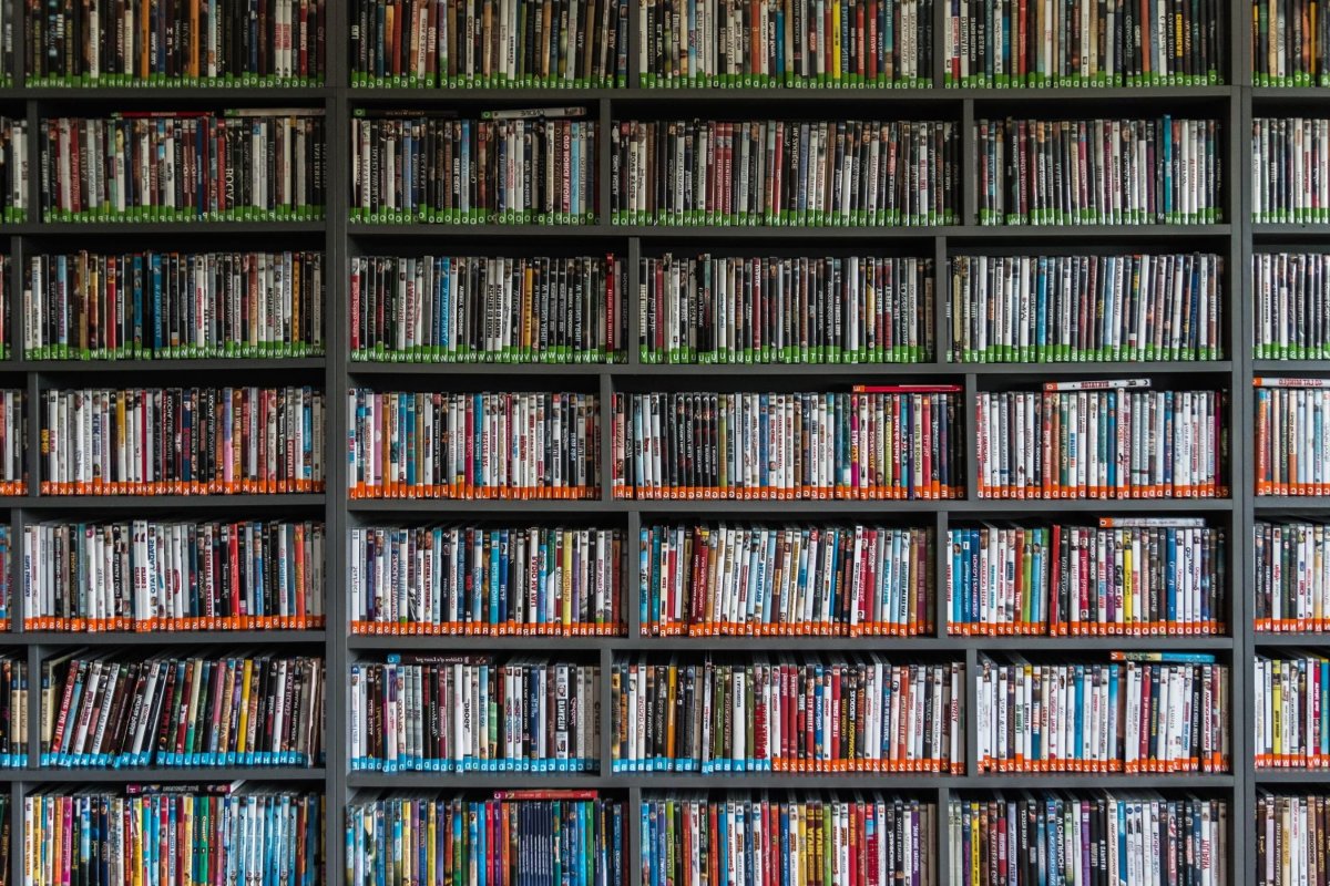 Полки с книгами в библиотеке