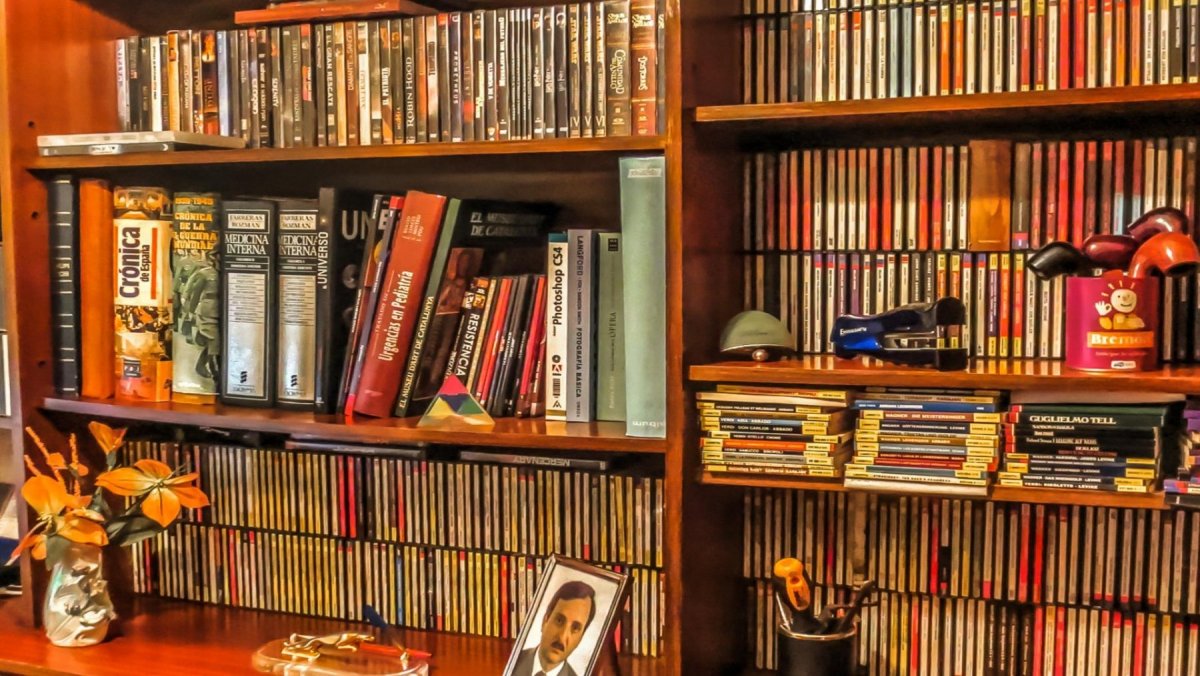 Полка для книг