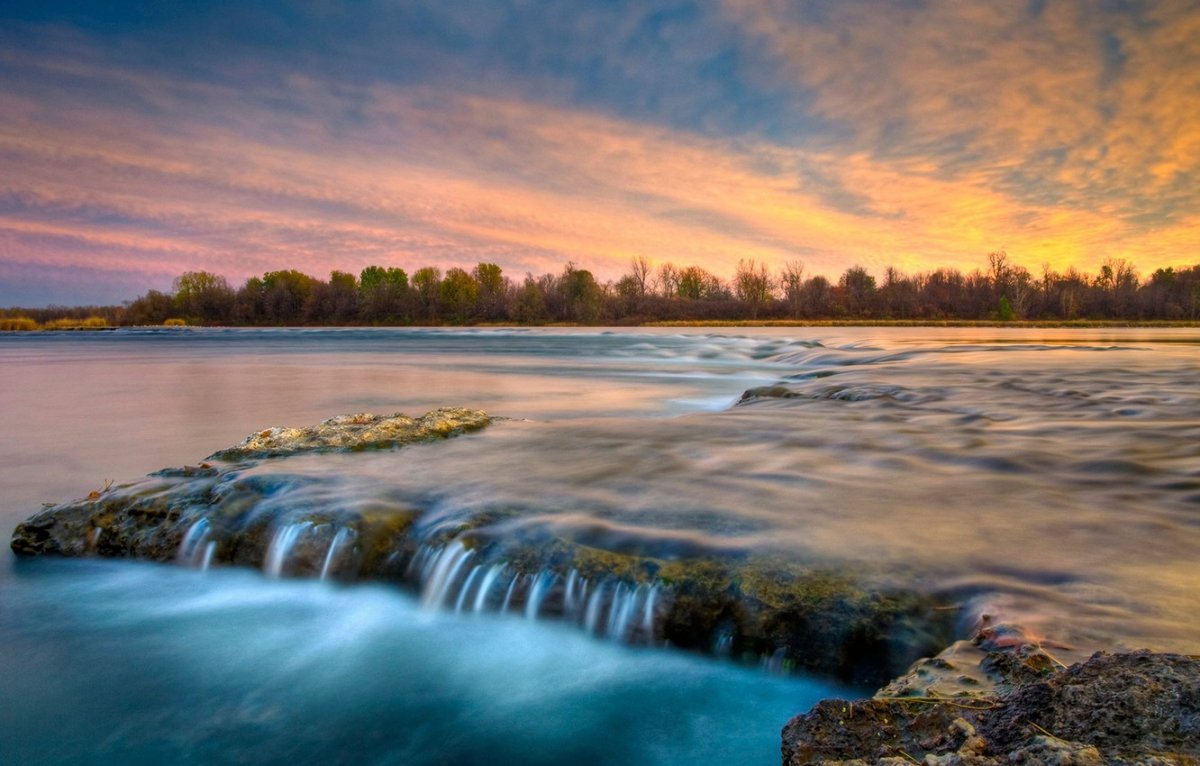 Широкая красивая река