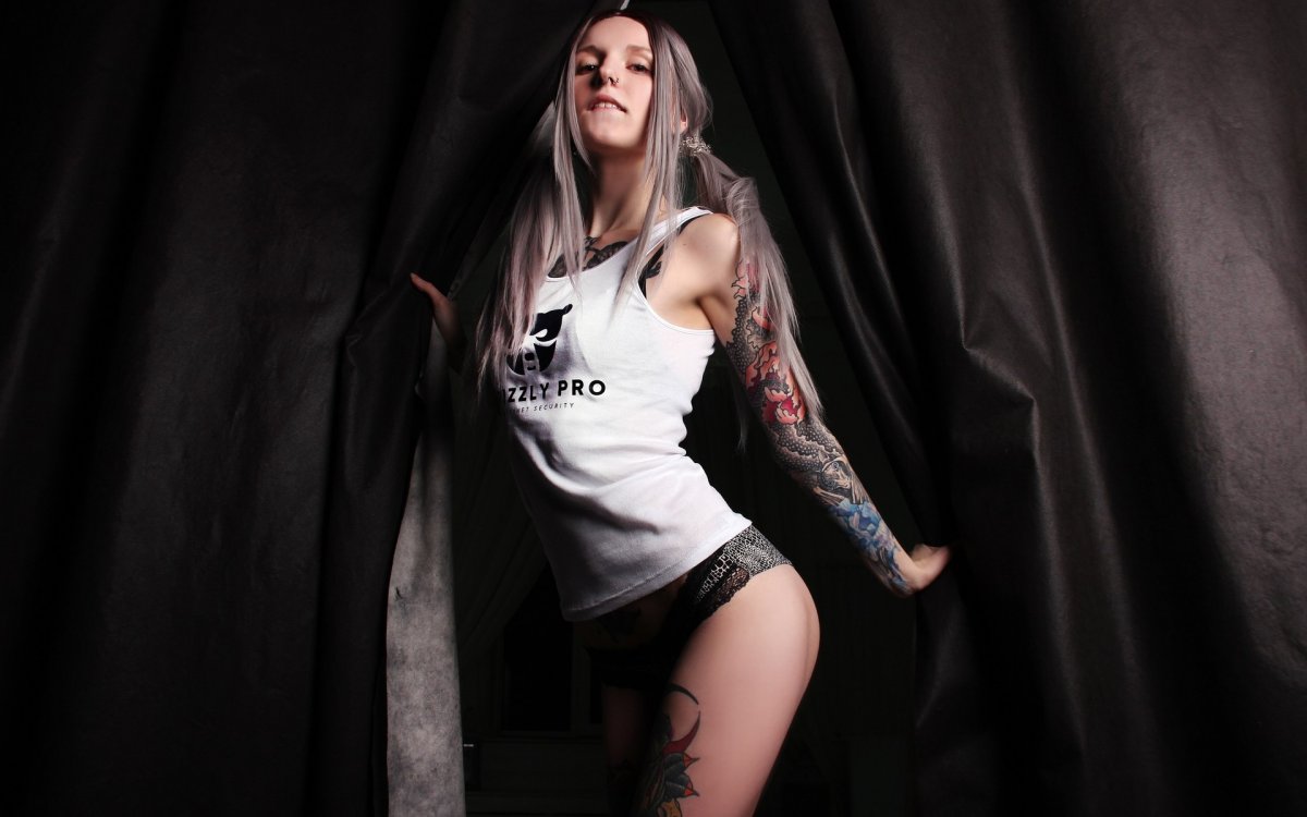 Татуированные девушки в очках