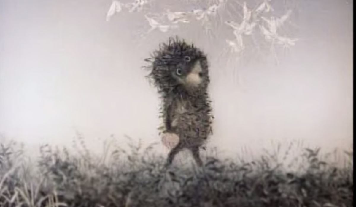 Ежик в тумане на белом фоне