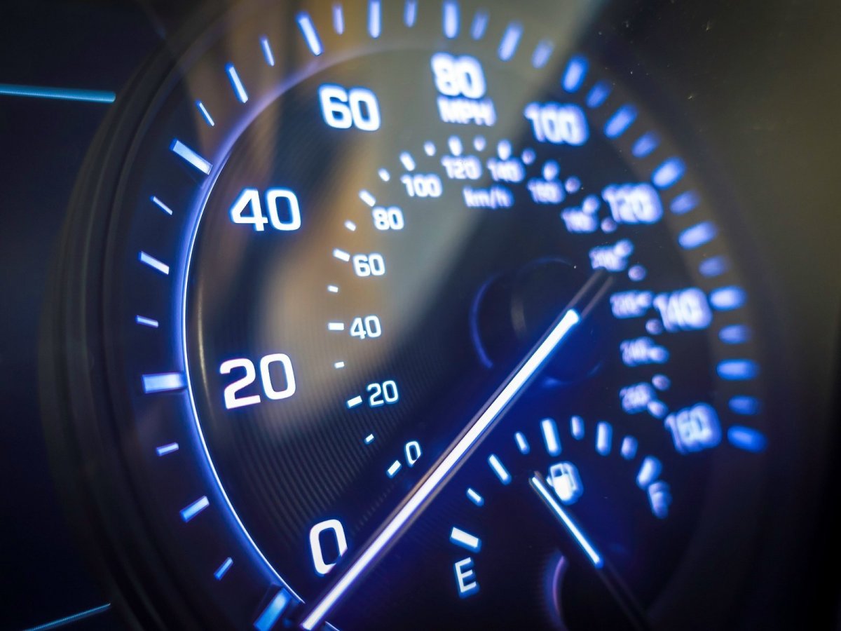 Спидометр машины 300кмч