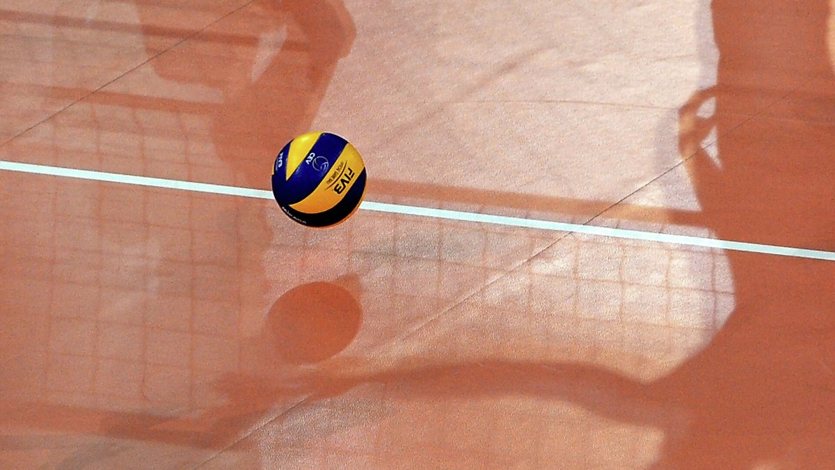 Волейбольный мяч над сеткой