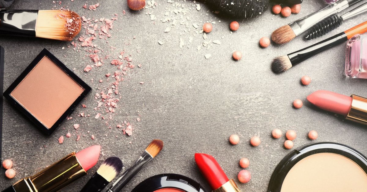 Косметика на темном фоне