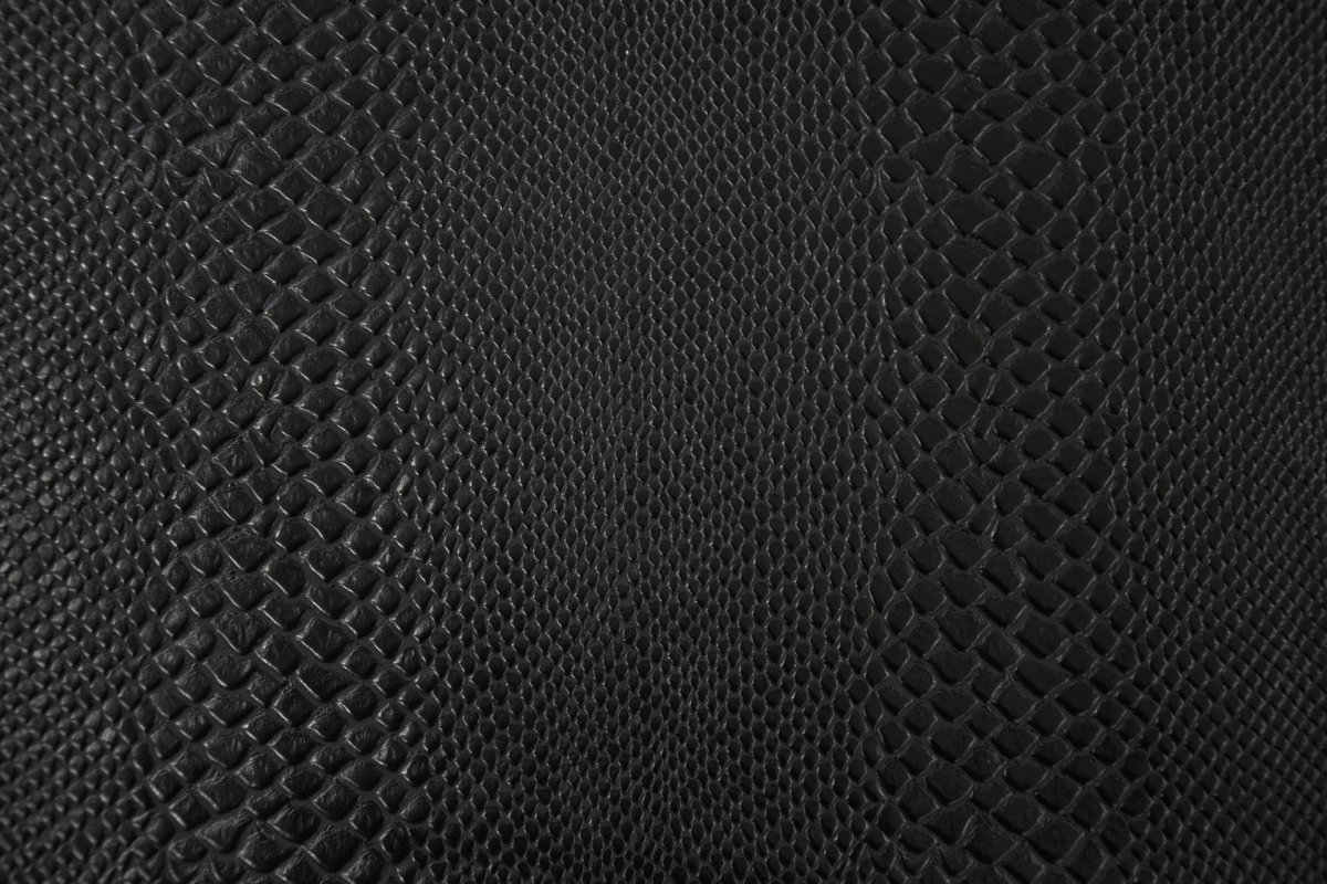 Черная кожа