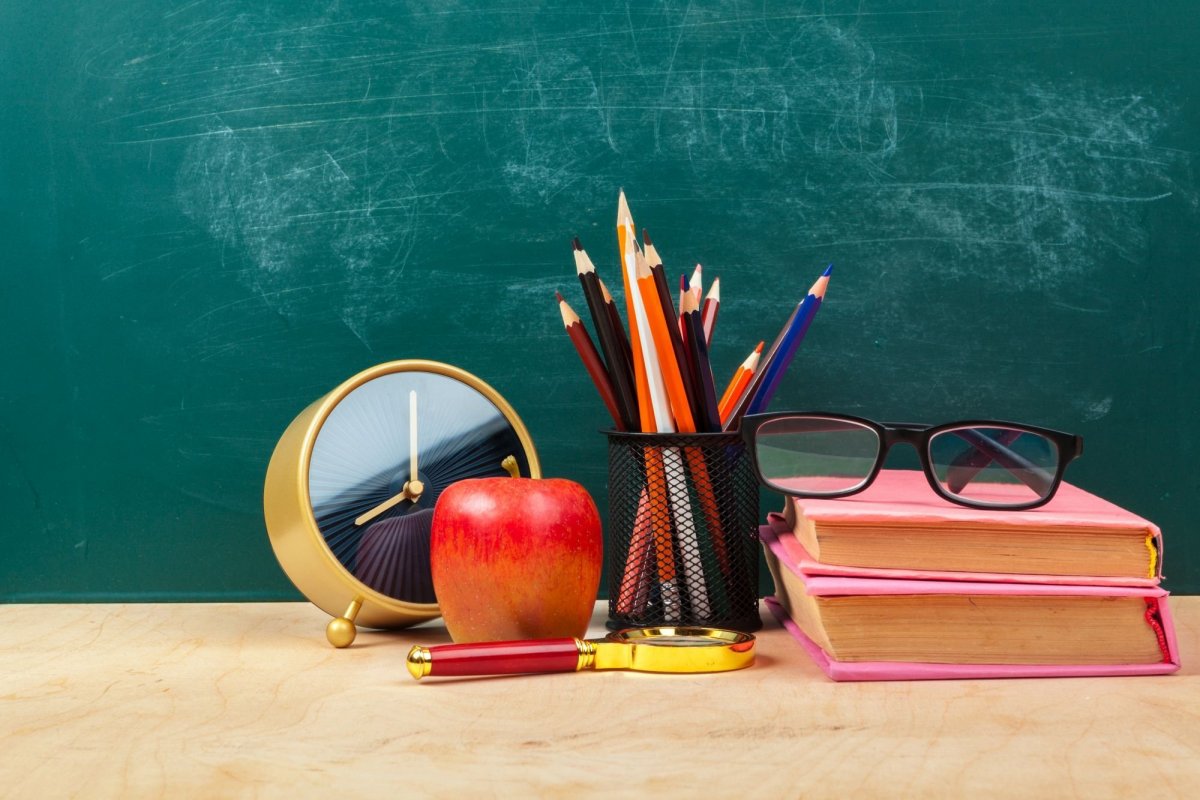 Школьные принадлежности на фоне доски