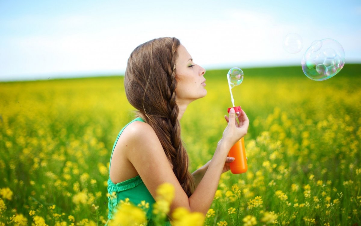 Счастливая девушка лето