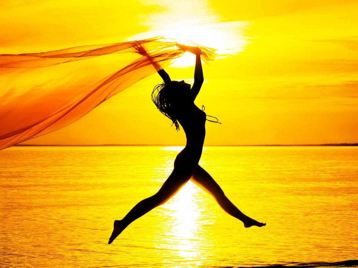 Счастливая девушка на фоне заката