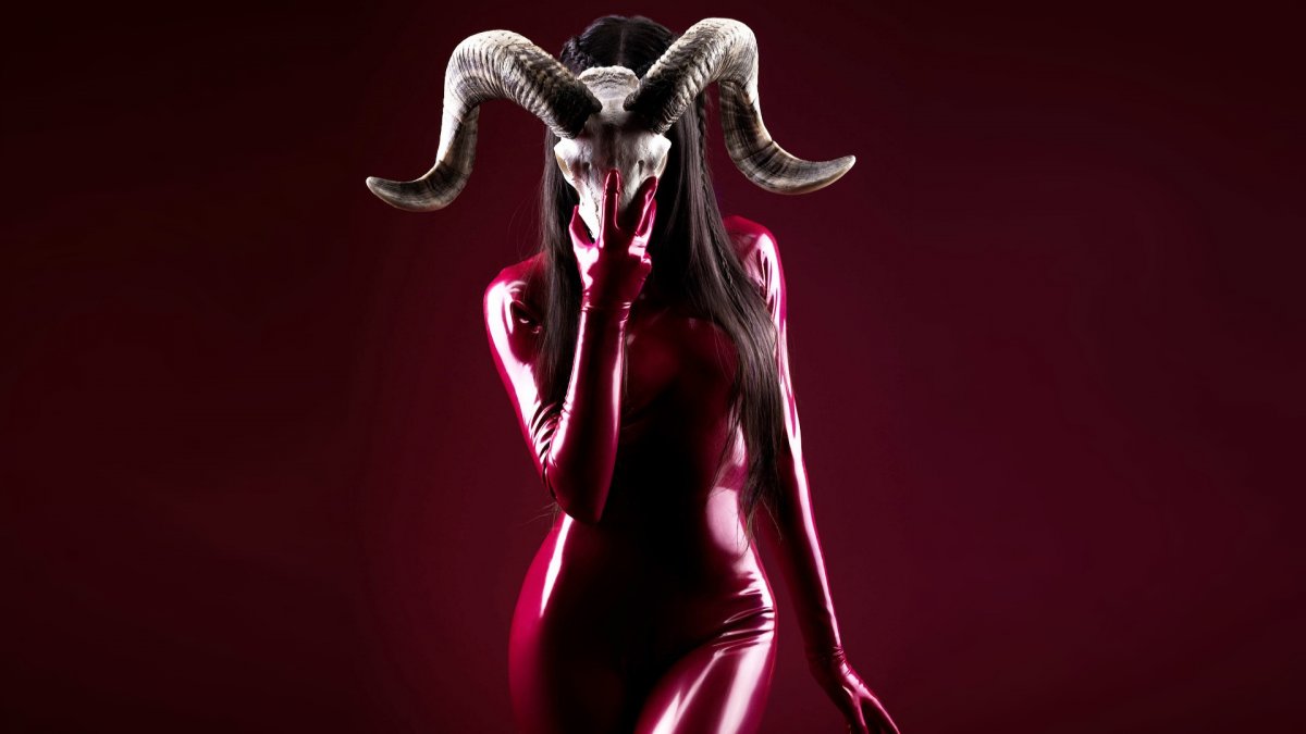 Красивая дьяволица