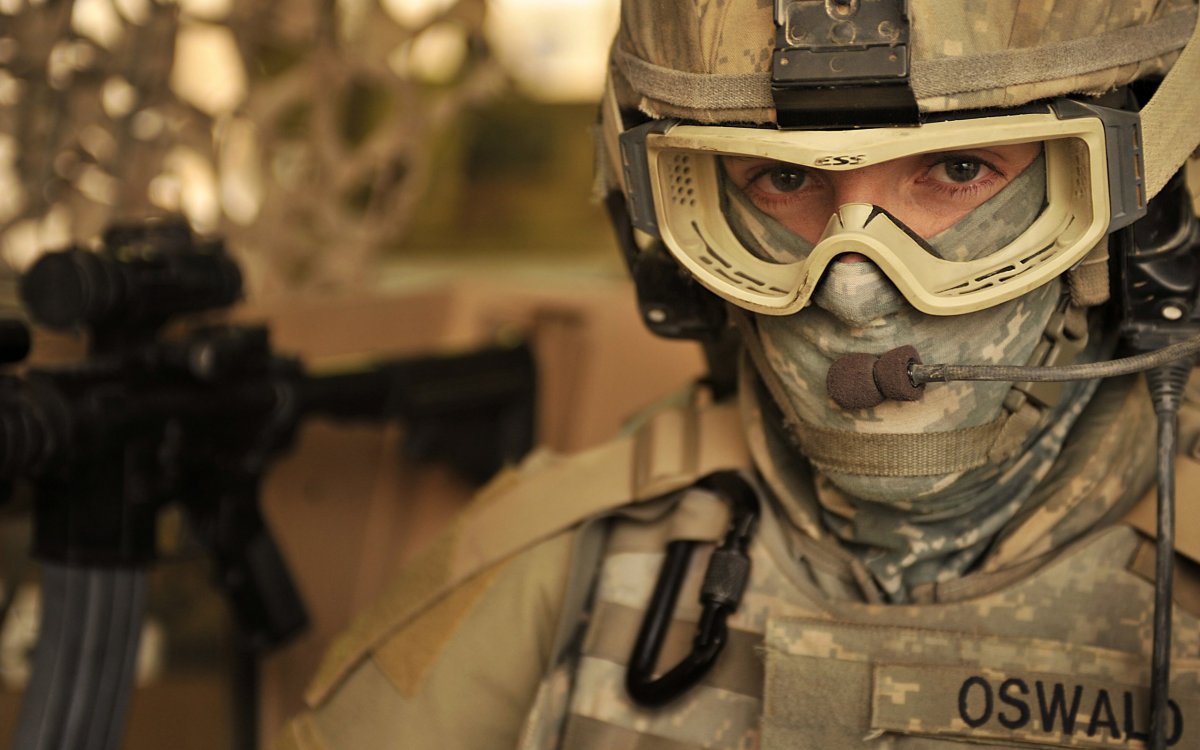 Солдат в маске