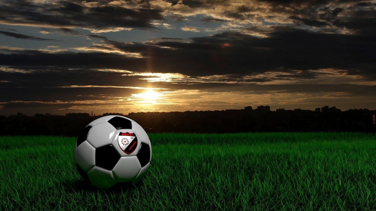 Футбольный мяч на поле