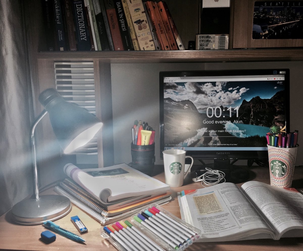 Эстетичный стол рабочий для учёбы