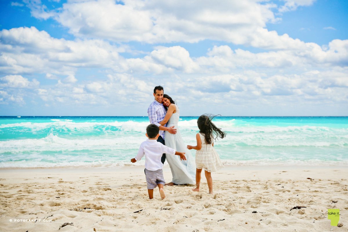 Семья на море HD