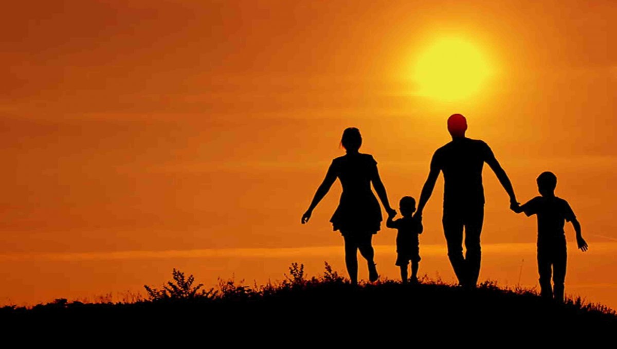 Счастливая семьяна закаате