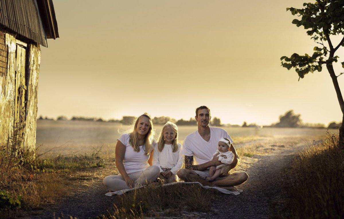 Счастливая семья в деревне