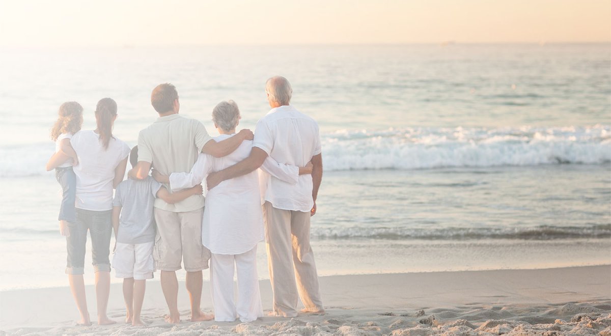 Большая семья со спины