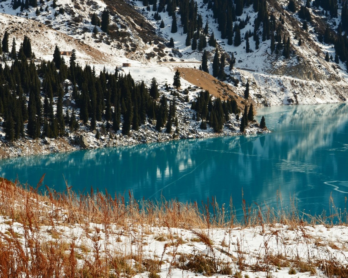 Большое Алматинское озеро зимой