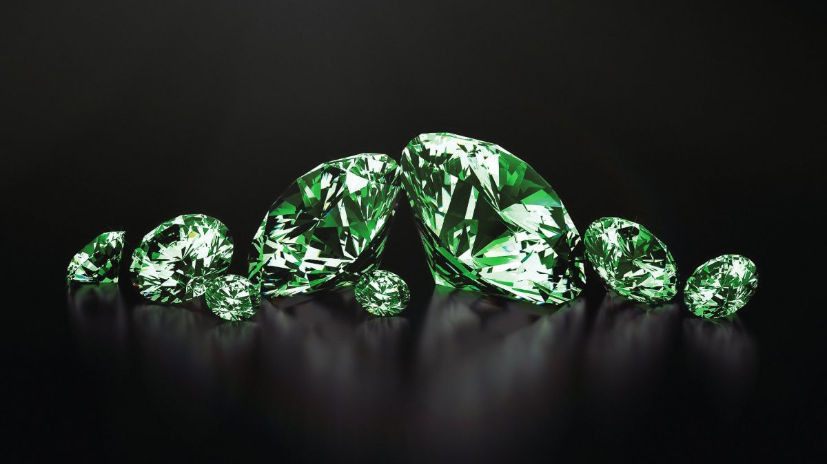 Изумруд на черном фоне