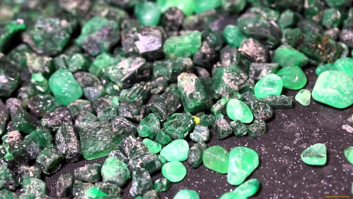 Обои на рабочий стол изумруд