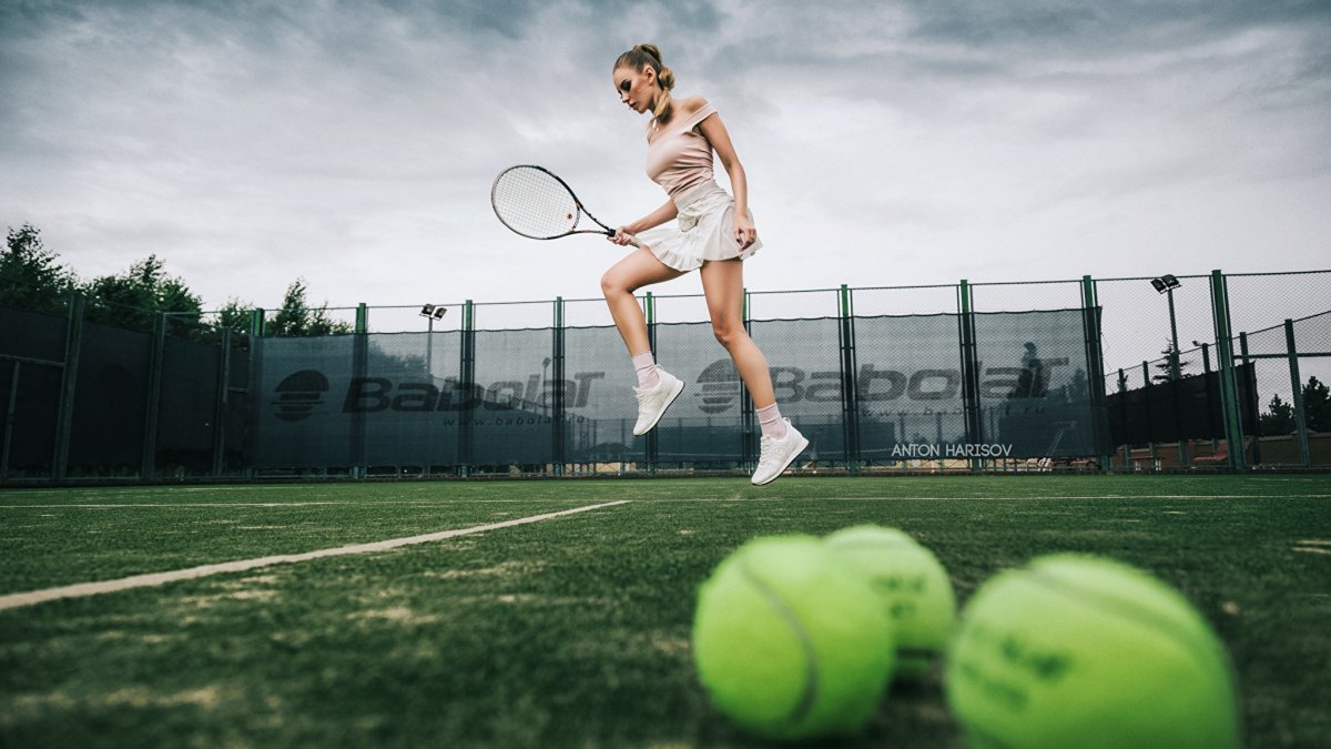 Девушка и большой тенни